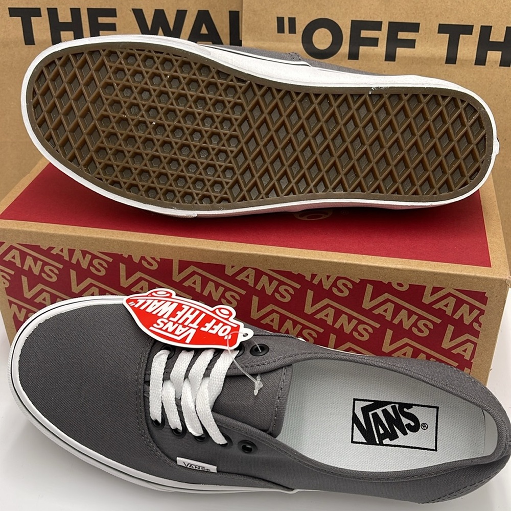 Vans Men’s Authentic Pewter/Black
VN000JRAPBQ
Sneakers - Picture 4 of 16